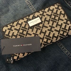NWT Tommy Hilfiger wallet/clutch